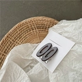 Paire de barrettes ovales en acétate marron foncé sur carte de présentation blanche - Café foncé