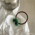 Macro di ornamento verde con fiocco nero e diamante su elastico per capelli marrone - Fiocco Nero / Cuore Verde