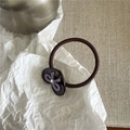 Dettaglio dell'elastico per capelli fatto a mano con fiocco lilla e strass brillante - Fiocco Viola / Cuore Caffè Scuro