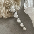 Dettaglio del fermaglio per capelli a cuore argento con finitura metallica lucida su conchiglia - Cuore d'Argento (Clip a Becco d'Anatra)