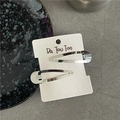 Dettaglio di un paio di fermagli per capelli in metallo argento lucido su cartoncino - Argento Goccia (Coppia)