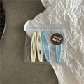 Détail de quatre barrettes à cheveux mates bleues et crème avec emballage artisanal - Pack de 4 / Bleu + Blanc