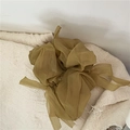 Détail d'un chouchou géant en organza jaune moutarde avec des volants en maille étagés - Jaune & Vert