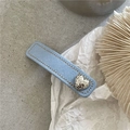 Dettaglio del fermaglio in denim blu con cuciture a contrasto e ciondolo a cuore argento - Blu Chiaro Rettangolare (Fermaglio BB Cuore)