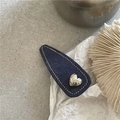 Dettaglio della clip per capelli in denim blu con cuore in metallo e cuciture gialle - Blu Scuro A Goccia (Fermaglio BB Cuore)