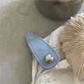 Dettaglio del fermaglio in denim blu con cuciture gialle e cuore in metallo - Blu Chiaro A Goccia (Fermaglio BB Cuore)