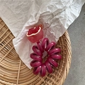 Vista ravvicinata dell'elastico per capelli a spirale con ciondolo a forma di frutta - Stile Melograno Rosso Rosa