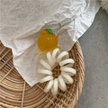 Dettaglio elastico per capelli a spirale color crema con ciondolo a forma di frutta - Stile Limone Giallo
