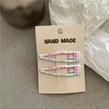 Detailansicht von Pastell-BB-Haarspangen mit Karomuster auf einer Papierkarte - Blue White Pastel Plaid