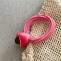 Dettaglio dell'elastico per capelli rosa con ciondolo a forma di pesca 3D - Pesca