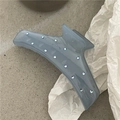 Dettaglio di molletta per capelli blu ghiaccio traslucido con strass su sfondo materico - Blu