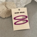 Dettaglio di due fermagli per capelli viola ovali su carta di supporto prodotto - Stile Ovale / Rosa Rosso