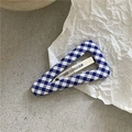 Gros plan détaillé d'une pince à cheveux triangulaire à carreaux bleus et blancs vichy - Style à Carreaux Bleu Roi (G5.5)