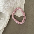 Dettaglio di elastico per capelli in seta plissettata rosa chiaro con trama morbida - Rosa Chiaro