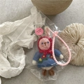 Detail eines handgefertigten Filzhasen-Anhängers in Verpackung mit rosa Herzlkette - Hase (A3.2 Hase)