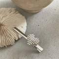 Détail de la décoration en perles argentées en forme de cœur sur une pince à cheveux - Cœur Argenté