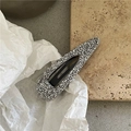 Vue détaillée de la barrette goutte avec des strass brillants sur une pierre - Argenté