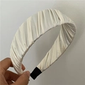 Détail de la texture satinée plissée sur ce serre-tête beige crème élégant - Blanc Cassé