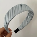 Détail du serre-tête en satin plissé bleu clair avec texture de tissu froncé élégant - Bleu Clair