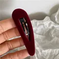 Primer plano de la pinza para el pelo BB de terciopelo burdeos con textura suave y base metálica - Burdeos