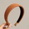 Detail of caramel brown wide headband with vertical pleated texture and anti-slip lining - Brown