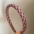 Detailopname van de gevoerde hoofdband met rood en wit ruitjespatroon van zachte stof - Bordeauxrood