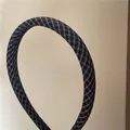Detail van donkerblauwe geruite haarband met een klassiek en luxe ruitpatroon van stof - Marineblauw