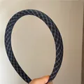 Detail van de stoffen haarband met blauw en grijs ruitpatroon in preppy stijl - Teal