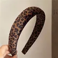 Detail eines Vintage Haarreif mit Leopardenmuster und dicker gepolsterter Stoffstruktur - Mittlere Version / Kaffee Leopard