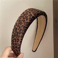Detailansicht des dicken Haarreifens mit Leopardenmuster und rutschfestem Innenfutter - Breiter Stil / Kaffee Leopard