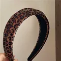 Nahaufnahme des breiten Haarreifens mit Leopardenmuster, Samtstruktur und rutschfestem Futter - Texturierter Stil / Kaffee Leopard