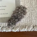 Primer plano del tejido de felpa rizada gris marrón en un clip para el cabello tipo gota - Café Verde (G6.3)