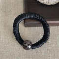 Elegante zwarte satijnen scrunchie met een grote donkere kraal op een beige ondergrond - Zwart (H8.1 Zwart Haarelastiekje-Witte Luipaard Kraal)