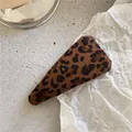 Dettaglio di un fermaglio per capelli a triangolo con stampa leopardata e velluto morbido - Triangolo Piatto (Stampa Leopardata)