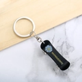 Creatieve skateboard sleutelhanger met blauwe madeliefje op marmeren achtergrond - Madeliefje Skateboard
