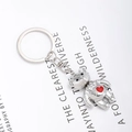 Llavero de oso robótico metálico con detalle de corazón rojo en tarjeta blanca - Oso Corazón Rojo Plata