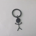 Portachiavi divertente con omino stilizzato e dito medio in acciaio nero opaco - Nero lucido