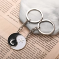 Σετ μπρελόκ Yin Yang για ζευγάρια με ήλιο και φεγγάρι σε μαύρο και άσπρο σμάλτο - Ζεύγος Αστέρι Φεγγάρι Μπαγκουά