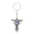 Detailopname van vintage zilveren kruis sleutelhanger met blauwe steen en slangen - Antiek Zilver (Dubbele Draak Zwaard Blauwe Edelsteen)
