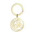 Détail macro du pendentif doré en acier inoxydable avec nœud celtique et motif Triskele - Doré
