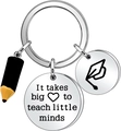 Nahaufnahme von Lehrer Schlüsselanhänger mit Bleistift Anhänger und graviertem Anhänger - It Takes Big Heart
