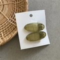 Primer plano de pinzas para el pelo ovaladas en resina verde oliva sobre tarjeta blanca - Par de Clips Ovalados (B5.3) / Verde Transparente