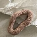 Primer plano de la pinza para el pelo de peluche marrón con textura suave de felpa - Café claro