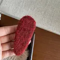 Dettaglio ravvicinato di un fermaglio per capelli in peluche bordeaux e trama a maglia - goccia / Woolen Water Drop (Red)