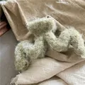 Détail d'une grande pince à cheveux en peluche vert clair avec design ondulé - Vert Haricot