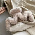 Gros plan détaillé sur une pince à cheveux ondulée en peluche douce de couleur café clair - Kaki