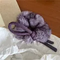 Luxuriöses lila Kunstfell-Haargummi mit Wildlederband und Anhänger-Detail - Lila (E4.4)