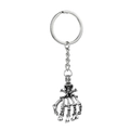 Detail eines gotischen Totenkopf Schlüsselanhängers mit Skeletthand aus Vintage Metall - Skelett Handfläche