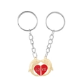 Dettaglio dei portachiavi a delfino intrecciati che formano un cuore rosso con scritta LOVE - Coppia d'oro