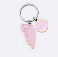 Detail van een roze cartoon katten- en poot-sleutelhanger gemaakt van emaille en legering - Roze Kat